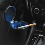 Scrumieră Auto cu LED Albastru, Capac cu Închidere, 8 × 11,5 cm, Culoare Negru