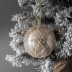 Ornament Brad de Craciun Glob Bej Lucios cu Model Plasa & Glitter Ø8cm - Image 2