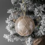Ornament Brad de Craciun Glob Bej Lucios cu Model Plasa & Glitter Ø10cm - Image 2