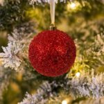 Ornament Brad de Craciun Glob Rosu cu Tonsel Ø10cm - Image 2