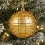 Ornament Brad de Craciun Glob Auriu Mat in Carouri Rosii Albe Glitter Modele Ø15cm - Image 2