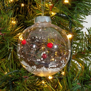 christougenniatiki-bala-diafani-chioni-kladakia-berries-8-ek.-list.jpg Ornament Brad de Craciun Glob Transparent Crenguta Zapada Berries 8cm - Image 1