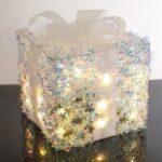 Cadou Decorativ Alb cu Beteala Holografica & 25 de Becuri LED 25x25x30cm