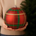 Ornament Brad de Craciun Glob Rosu Mat cu Carouri & Glitter Auriu Ø20cm
