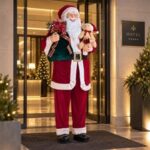 Mos Craciun Decorativ cu Costum Rosu Catifelat & Ursulet 155cm